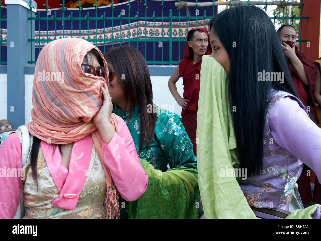 Junge tibetische Frauen mit Schals Bylakuppe Karnataka, Indien Stockfoto