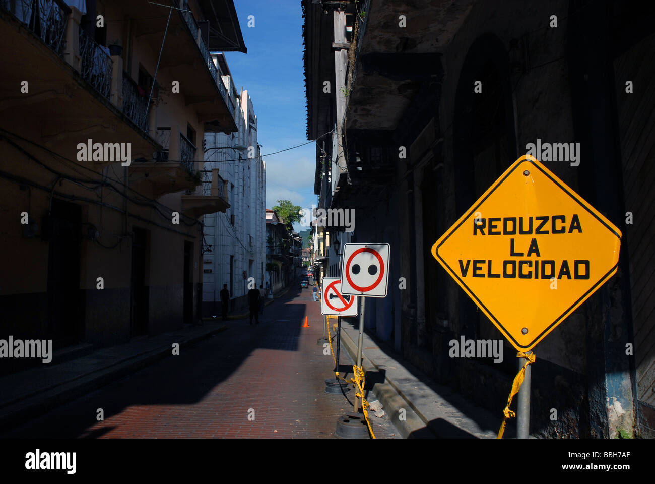 Bild einer Straße mit Street auf dem Backround singen Stockfoto