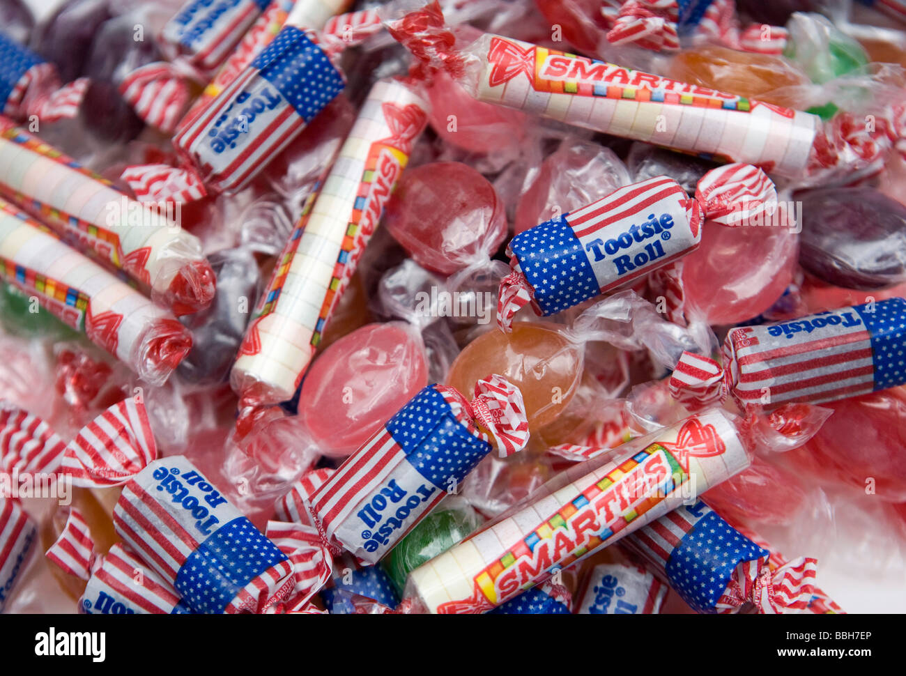 Hard Candy amerikanische Flagge Tootsie Rolls und Smarties Candy Verkäufe in den USA blieben trotz einer über Board spielender Stockfoto