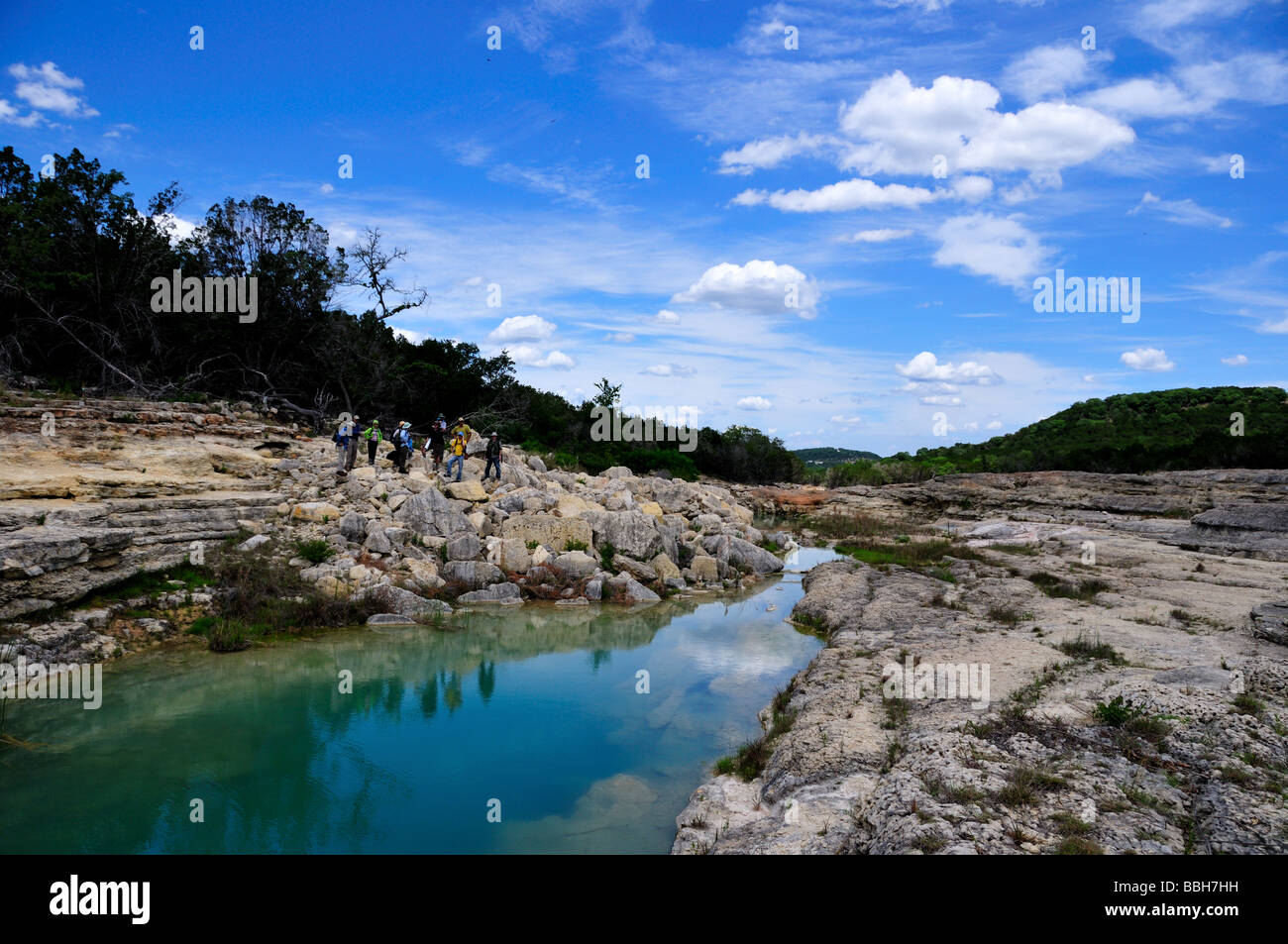 Kalkstein Belichtungen entlang eines Kanals im Texas hill Country, USA. Stockfoto