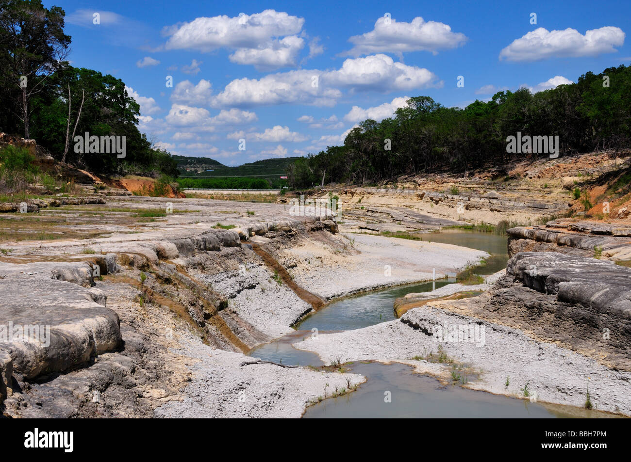 Ein Flussbett geschnitzt in den Kalkstein im Texas Hill Country, USA. Stockfoto