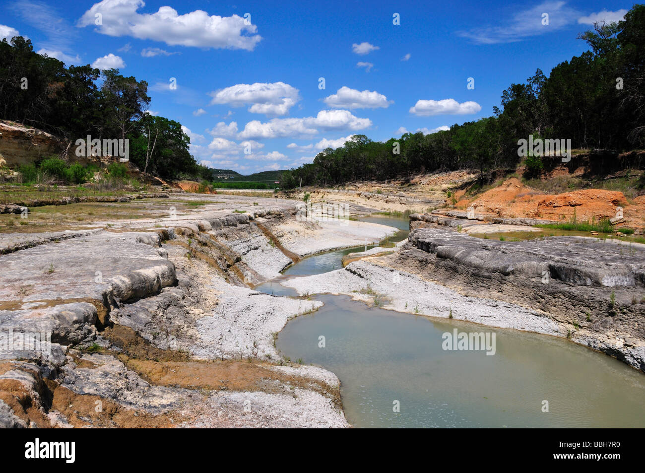 Ein Flussbett geschnitzt in den Kalkstein im Texas Hill Country, USA. Stockfoto