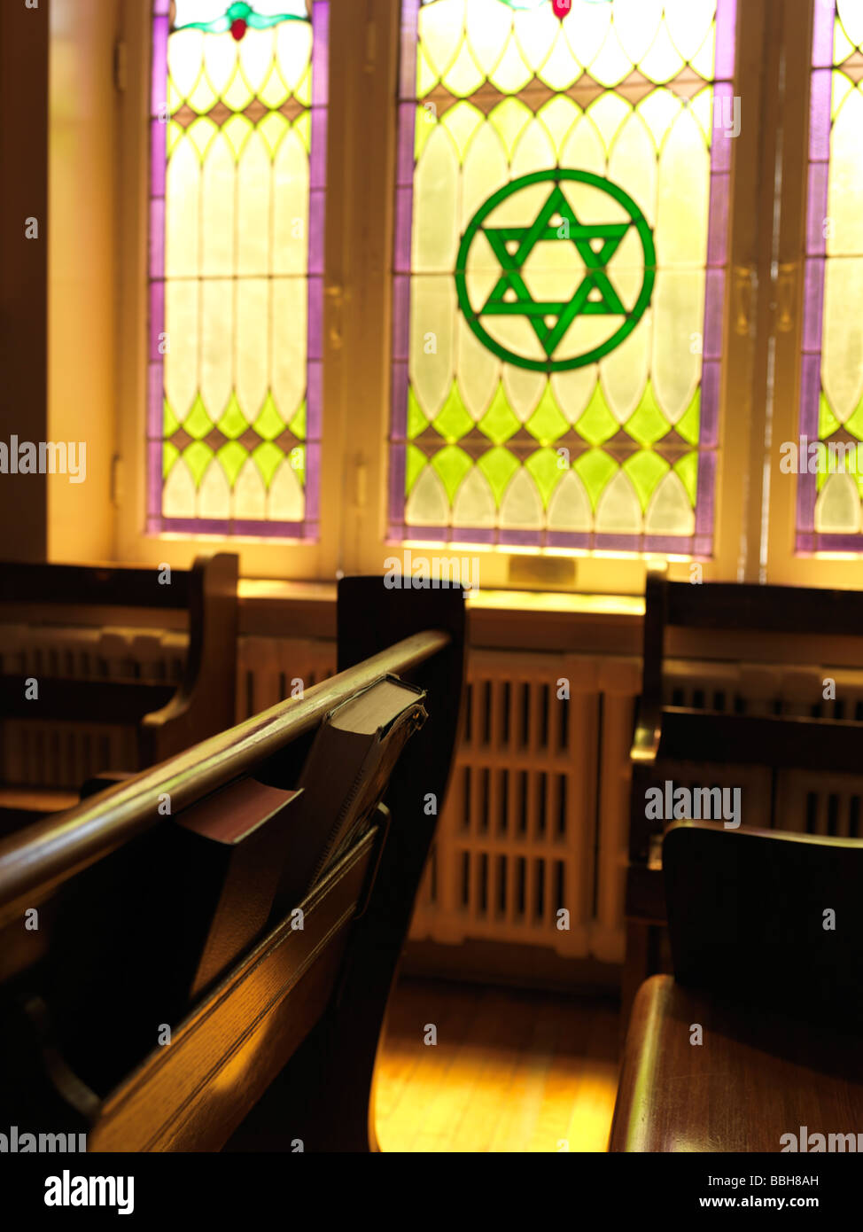 Gebetbücher auf einer Bank in einer jüdischen Synagoge Stockfoto