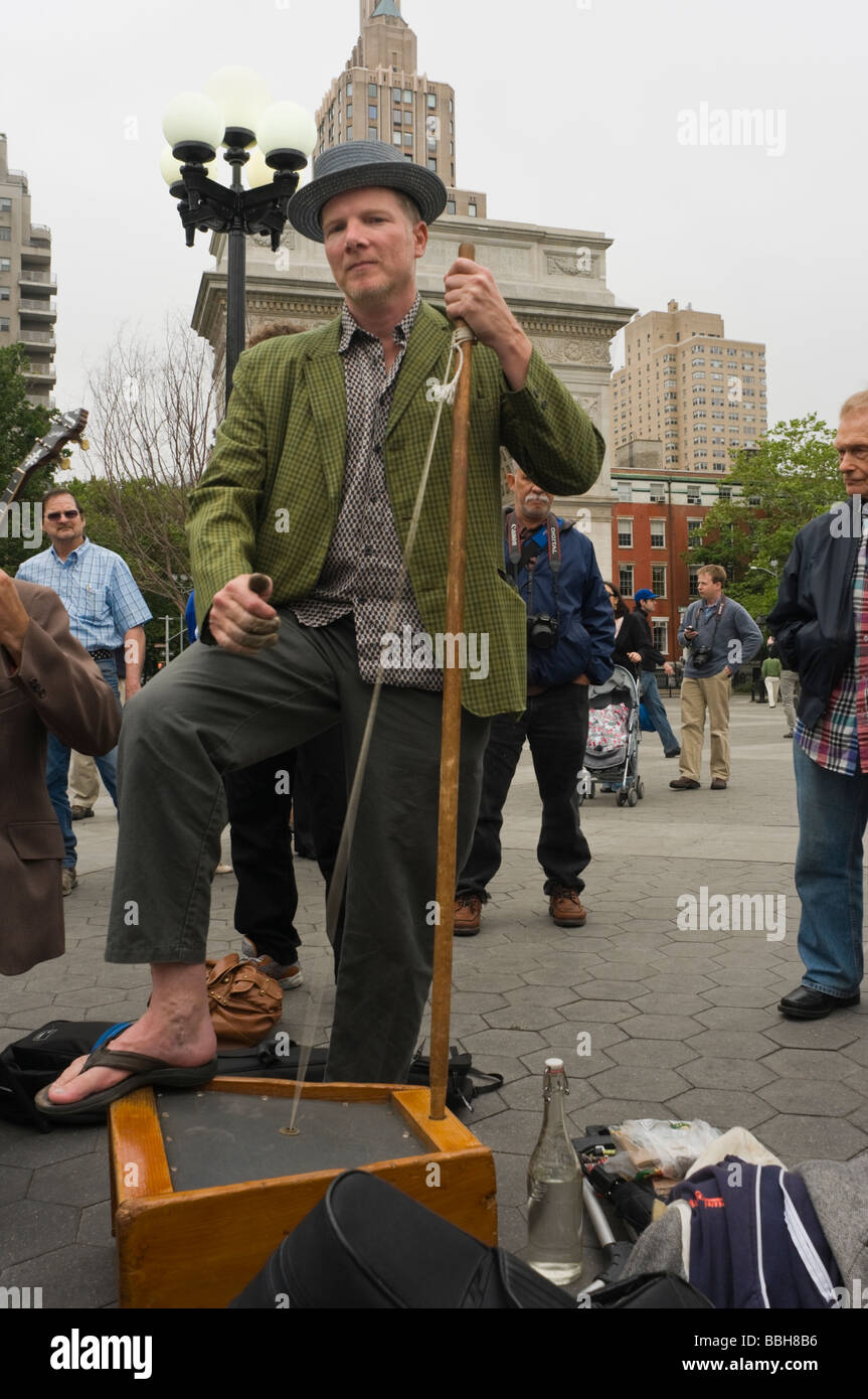 Peter Ford die Baby-Soda-Jazzband spielt seine ein Kontrabass bei der offiziellen Wiedereröffnung des Washington Square Park. Stockfoto