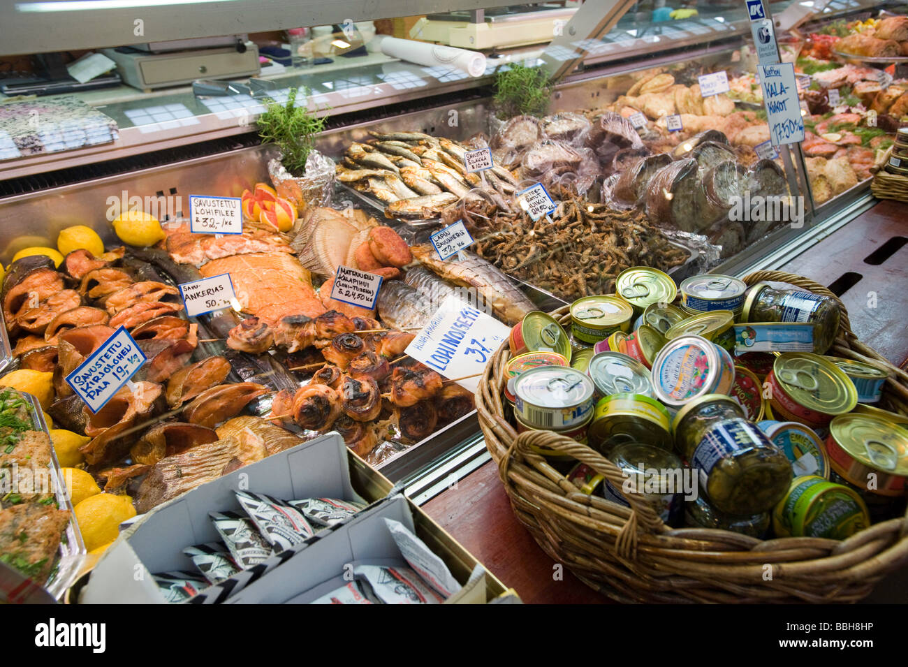 Stall zu verkaufen Fischprodukte Kauppahalli Helsinki Finnland Stockfoto