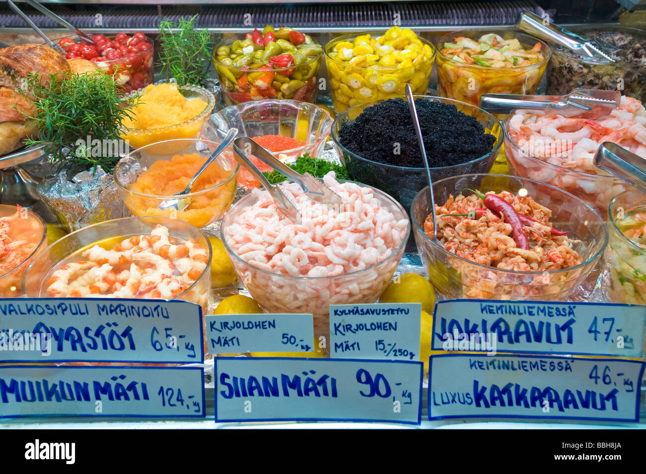 Stall, Verkauf von Fisch und Meeresfrüchten Produkte Kauppahalli Helsinki Finnland Stockfoto