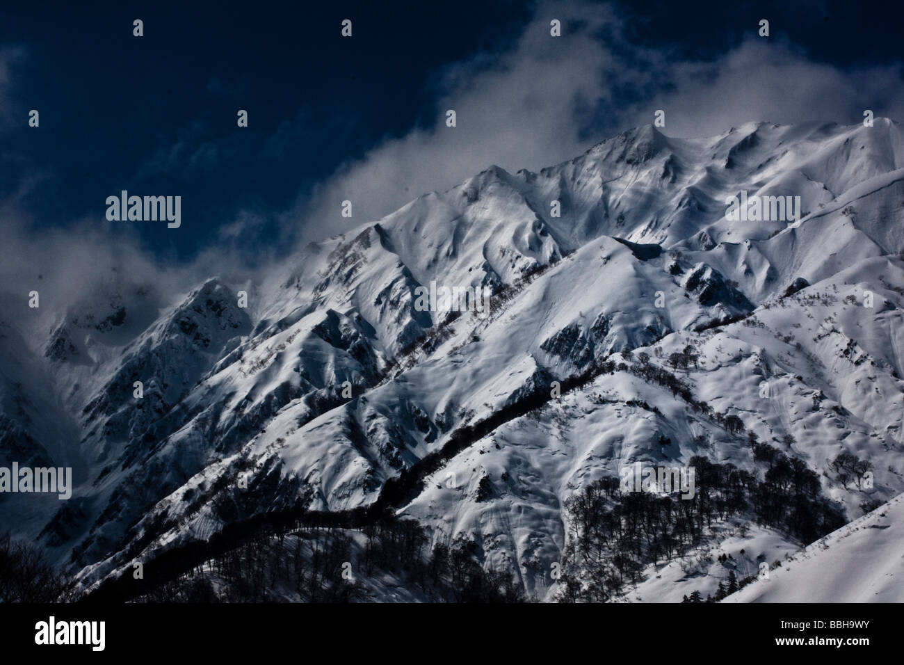 Majestätischen schneebedeckten Berge umgeben die Skipisten in Nagano, Japan Stockfoto