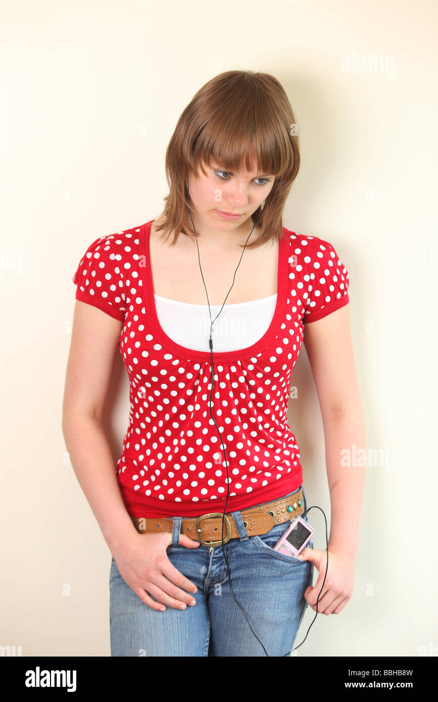 Teenager-Mädchen persönlichen MP3-Player anhören Stockfoto