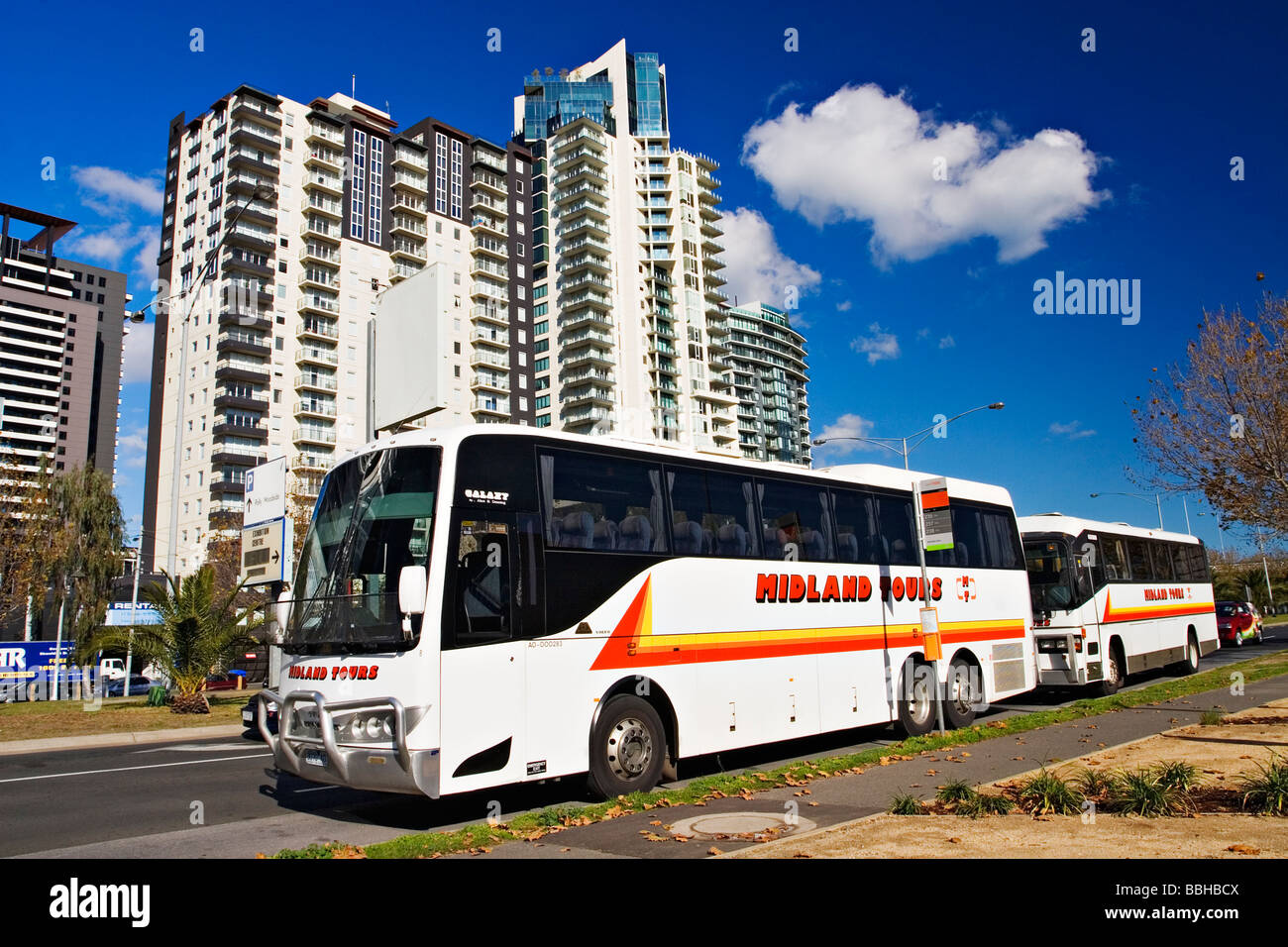 Melbourne-Busse / zwei moderne touristische Busse in Melbourne Victoria Australien. Stockfoto