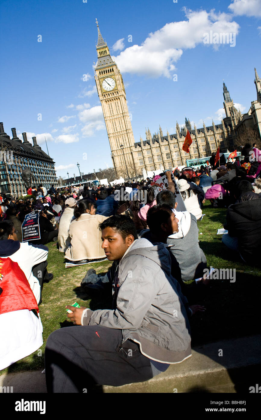 SriLankan Tamil Demonstranten versammeln sich im Parlament Platz vor den Houses of Parliament, London Stockfoto