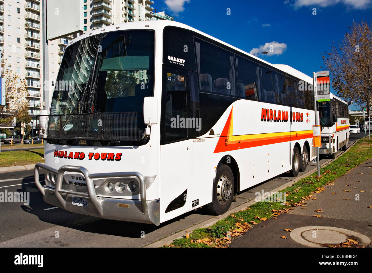 Melbourne-Busse / zwei moderne touristische Busse in Melbourne Victoria Australien. Stockfoto