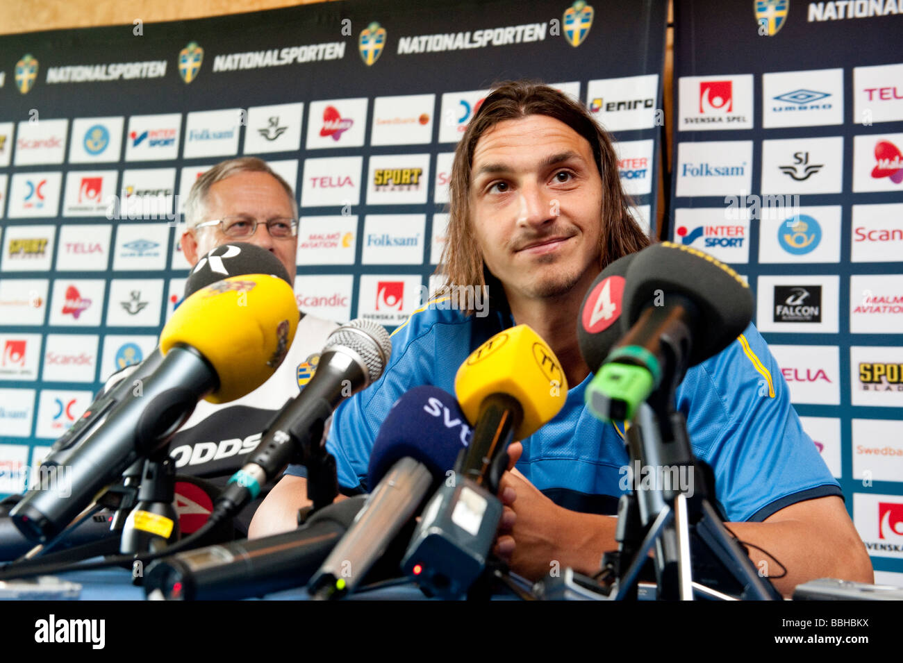 Schwedische Fußball star Zlatan Ibrahimovic gibt eine Presse Confrence zusammen mit Schwedens Nationaltrainer Lars Lagerbäck Stockfoto