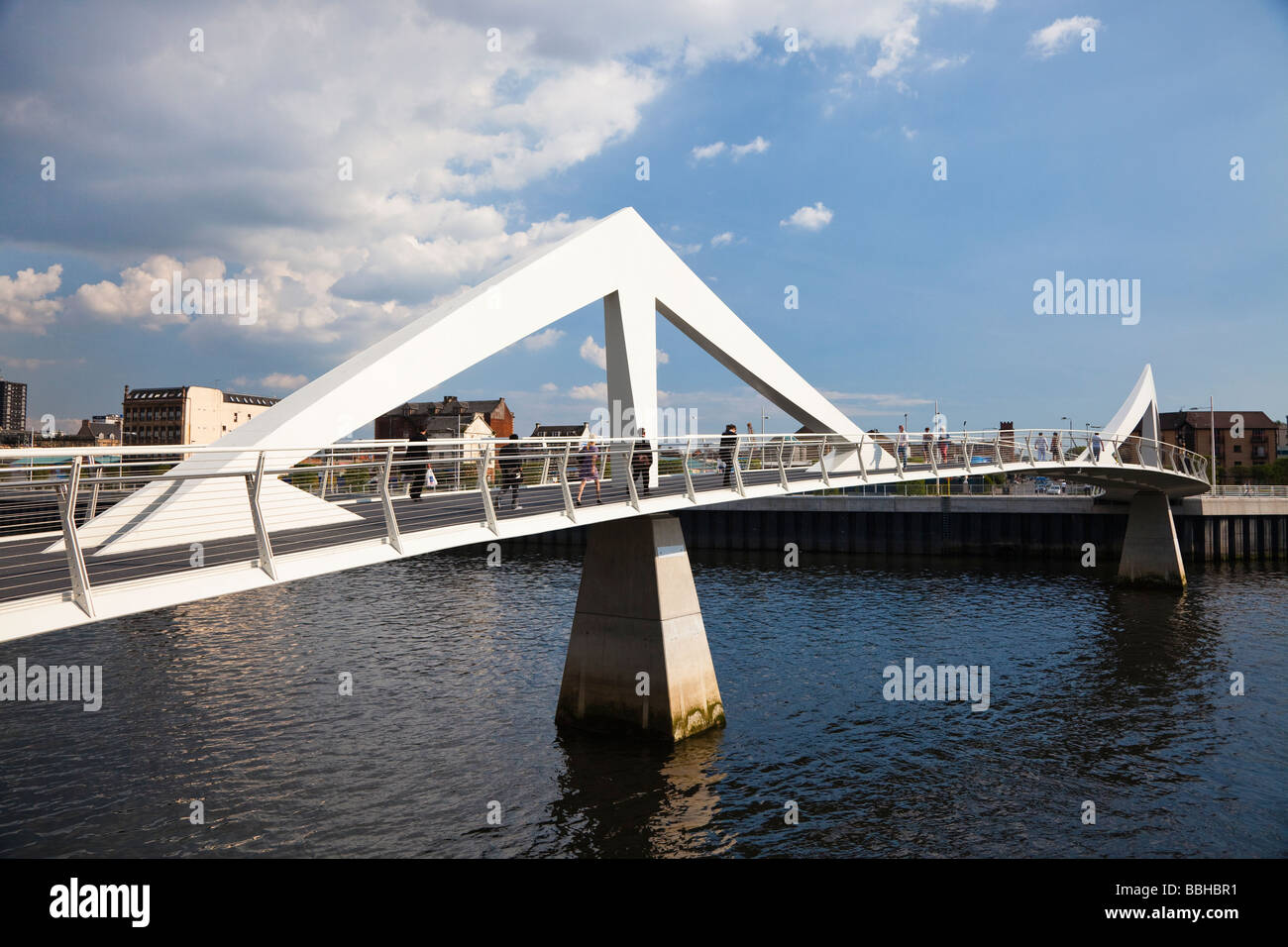 Fußgängerbrücke als Wellenlinie Brücke über Fluss Clyde aus dem Broomielaw zu Tradeston Glasgow Schottland bekannt Stockfoto