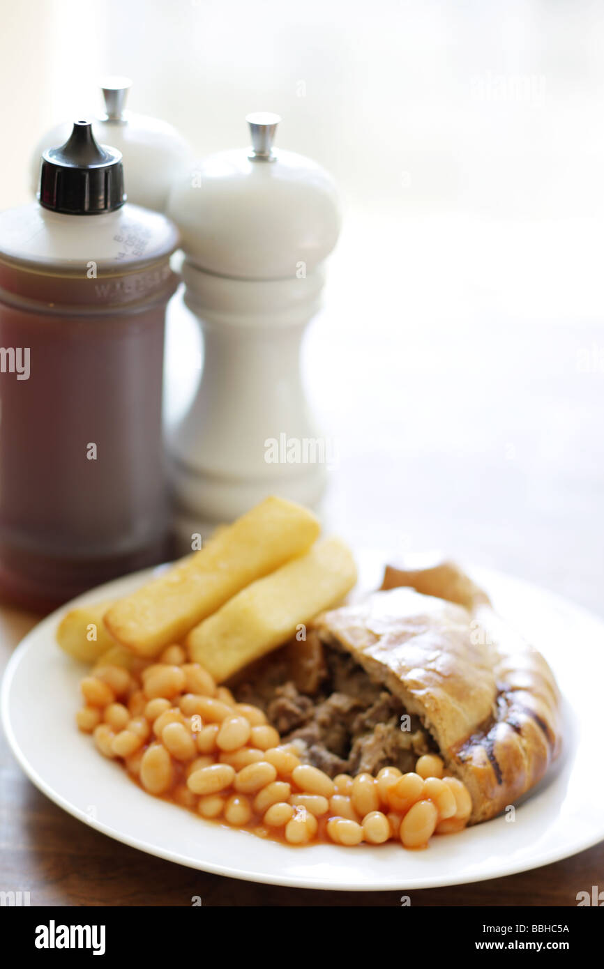 Pastöse mit Pommes Frites und Bohnen Stockfoto