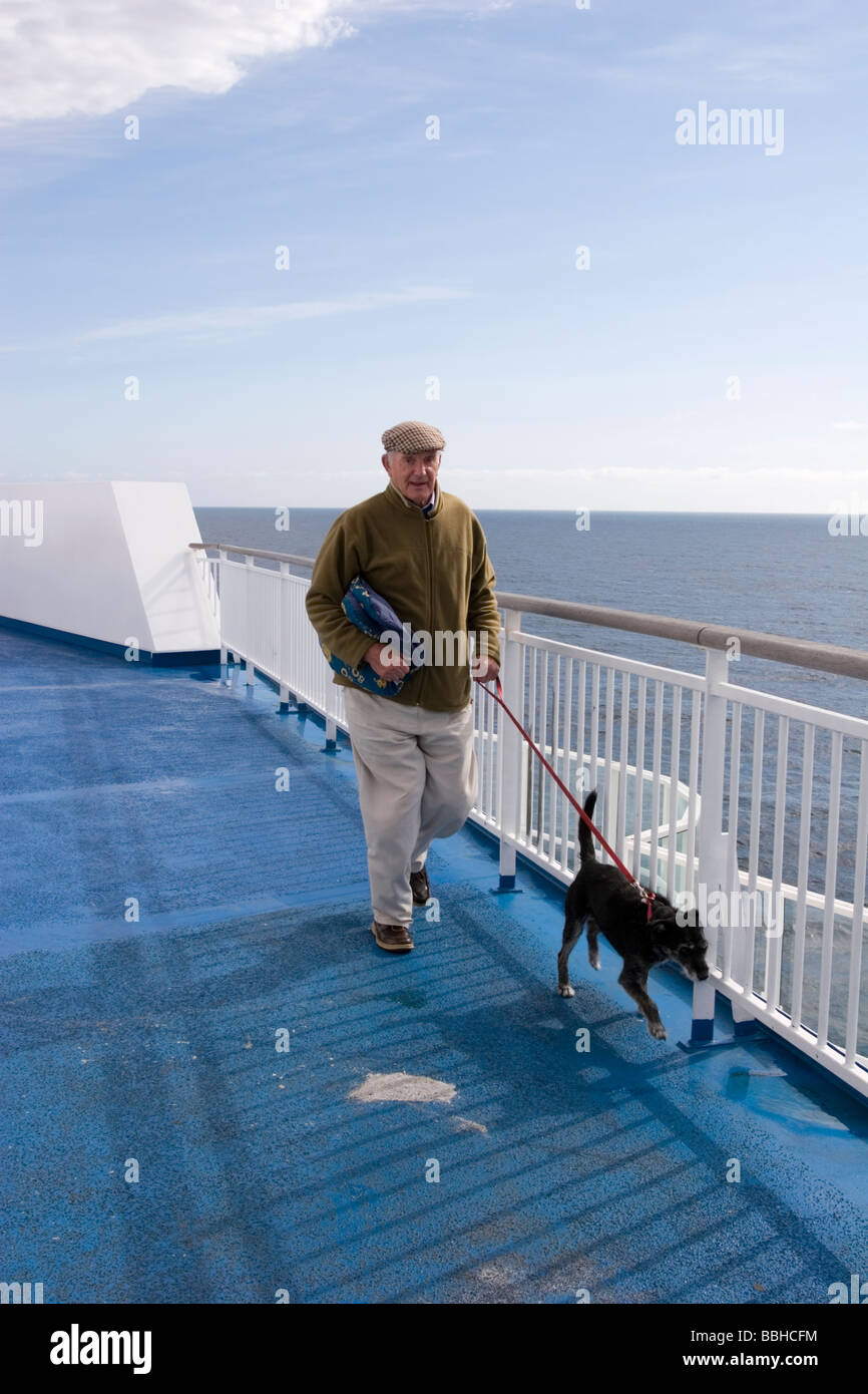 Hund auf der Fähre von Spanien nach Großbritannien Stockfotografie - Alamy