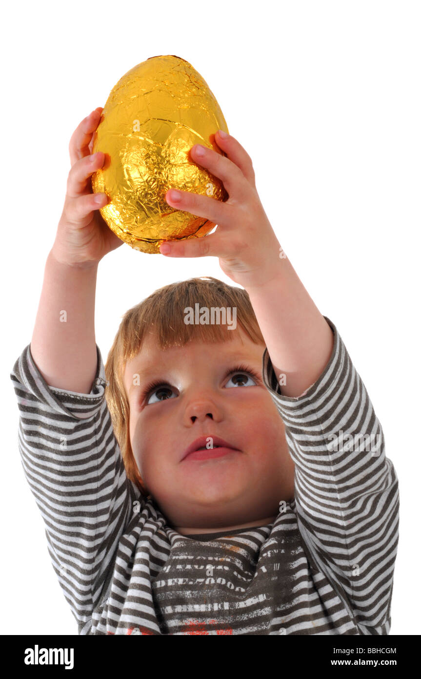 Junge erreichen für ein Schokoladenei Ostern Kind hält ein Easter egg Stockfoto