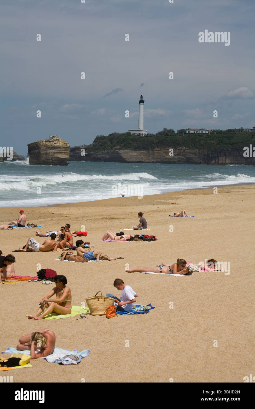 Strandurlauber genießen sonnige Bedingungen in Biarritz Frankreich Stockfoto