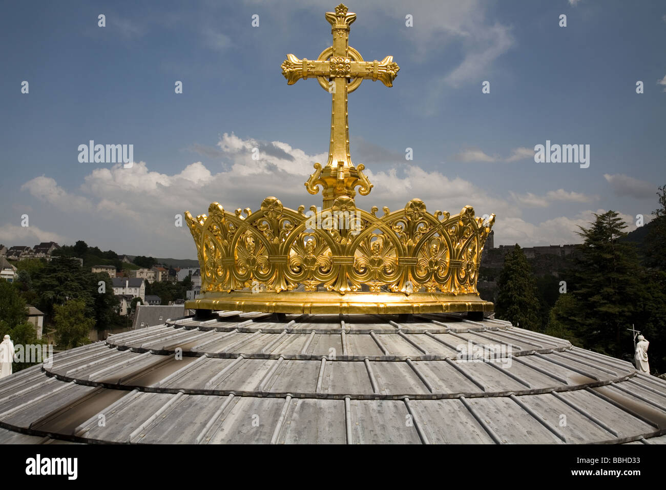 Gold Kreuz und Krone oben auf Basilique du Rosaire in Lourdes, Frankreich Stockfoto