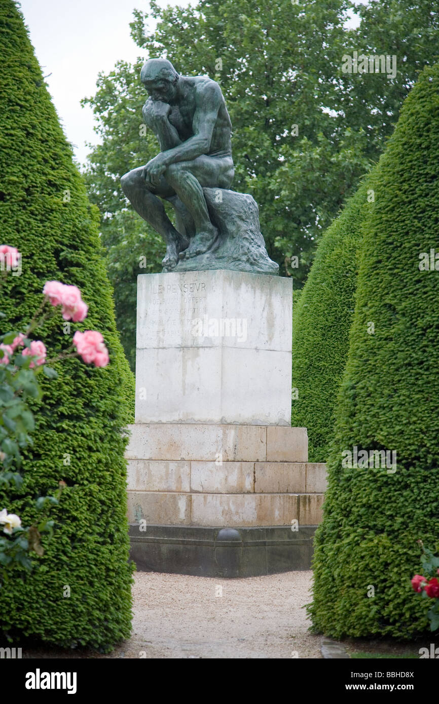 Die Gärten des Musée Rodin und eines seiner bekannteren Skulpturen der Denker-Paris-Frankreich Stockfoto