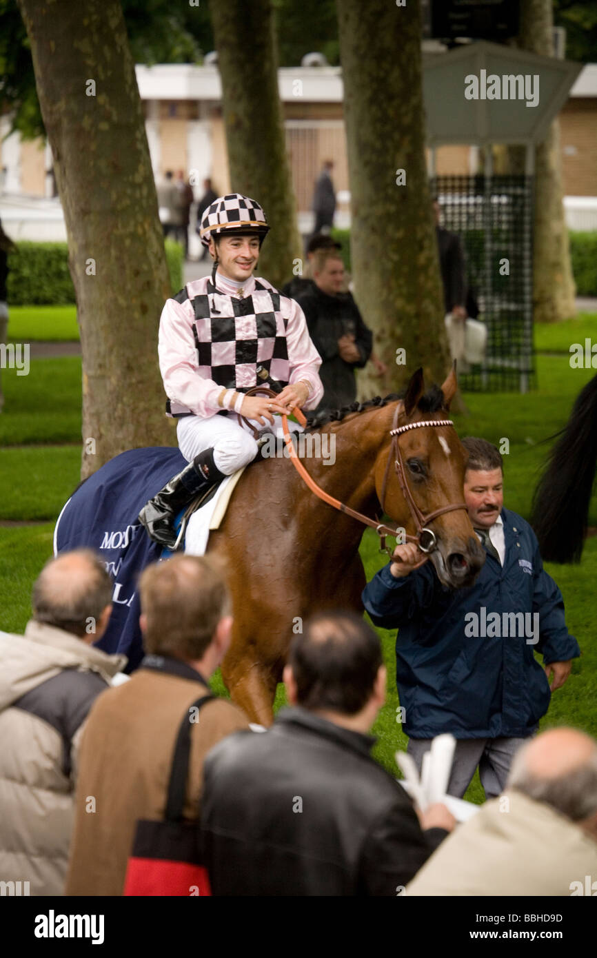 Der Gewinner wird wieder nach einem Rennen auf der Rennbahn Longchamp in Paris Frankreich Stockfoto