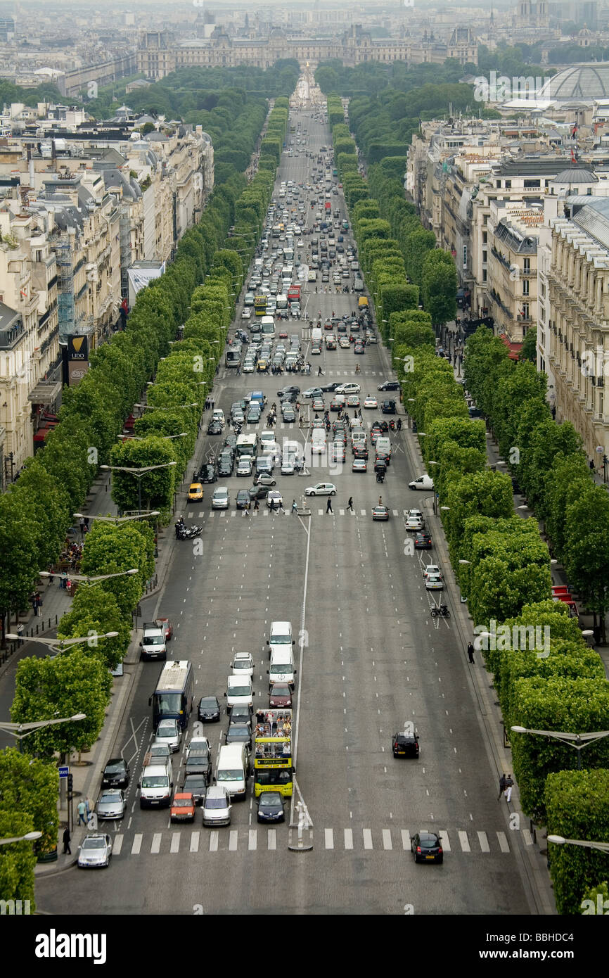 Avenue des Champs-Élysées nach Osten aus dem Arc de Triomphe in Paris Frankreich Stockfoto