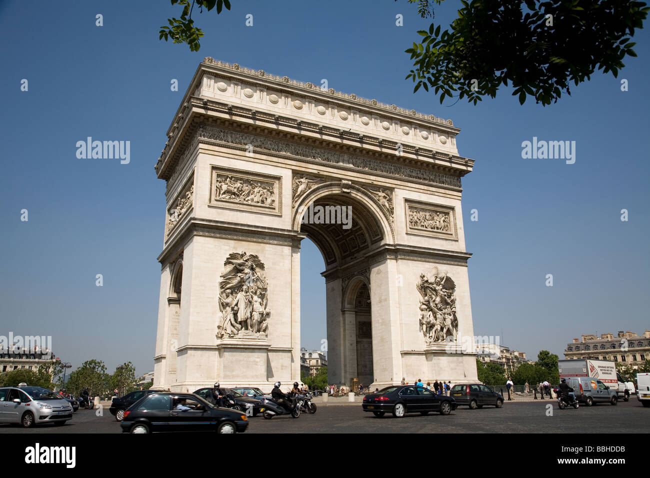 Verkehr kontinuierlich beschleunigt, um den Arc de Triomphe in Paris Frankreich Stockfoto