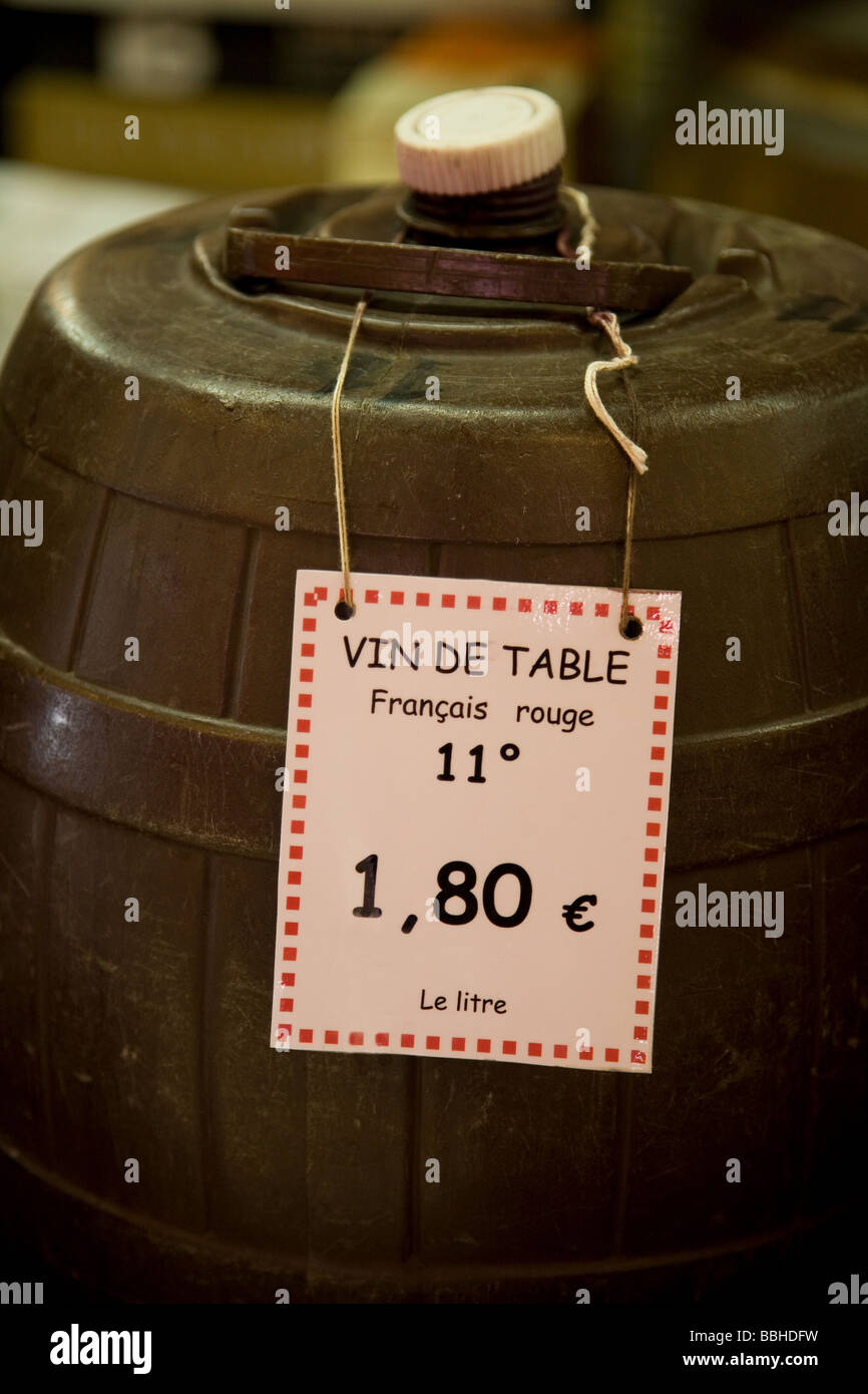 Billige Fasswein auf dem Display am Markt in Bordeaux Frankreich Stockfoto