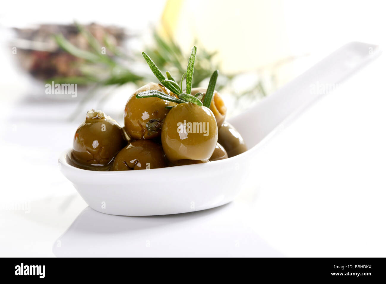 Oliven und Thymian auf einem Löffel Stockfoto