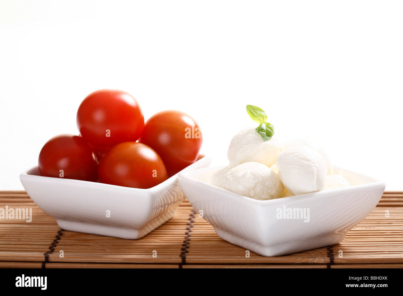 Mozzarellakugeln mit Basilikum und Tomaten in Schalen Stockfoto