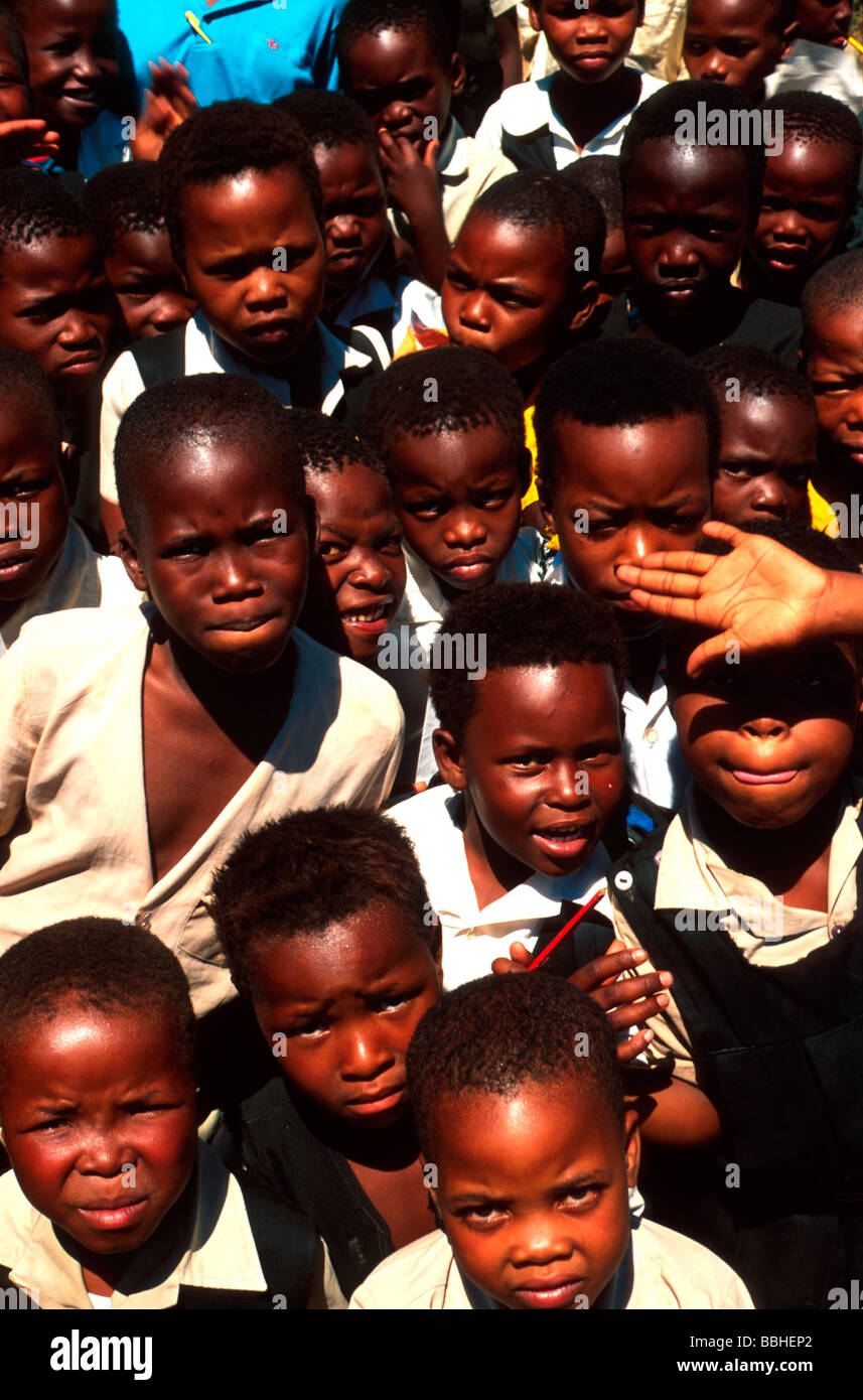 Kinder von der Ngongolo Gemeinschaft Grundschule in der Tugela-Tal wurden ohne Zugang zu Fütterung Schema Essen seit März mit Stockfoto