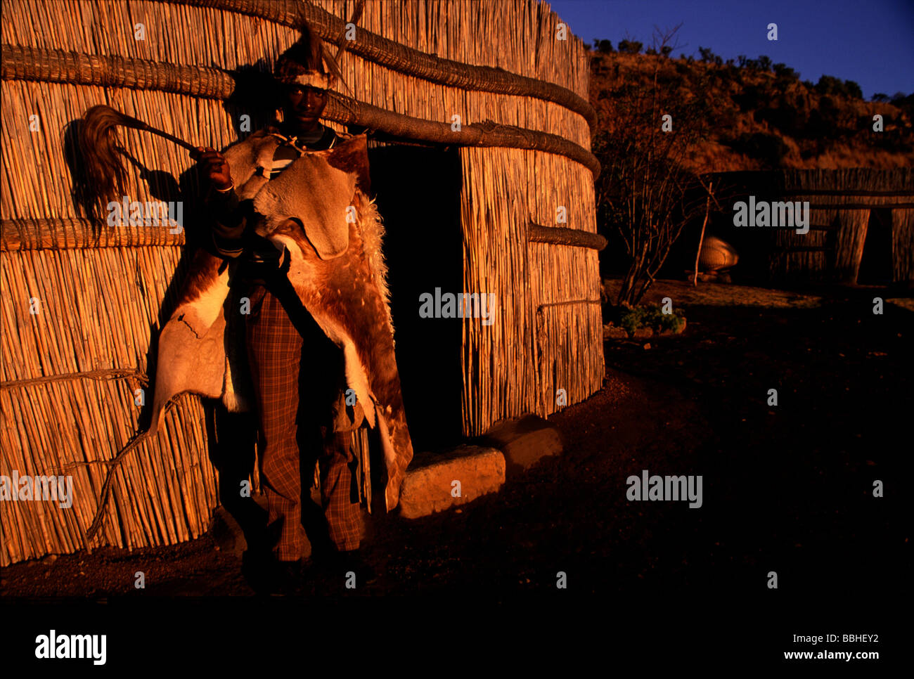 Basotho-Mann in traditioneller Kleidung in einem kulturellen Dorf in der Nähe von Golden Gate National Park Freestate Südafrika Stockfoto