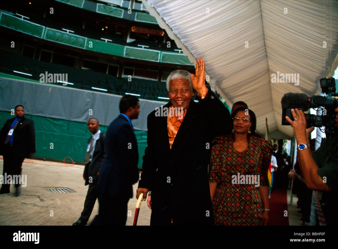 Nelson Mandela und Gracia Machel kommen bei der Vorstellung der Afrika Union Gipfel Durban KwaZulu Natal in Südafrika Stockfoto