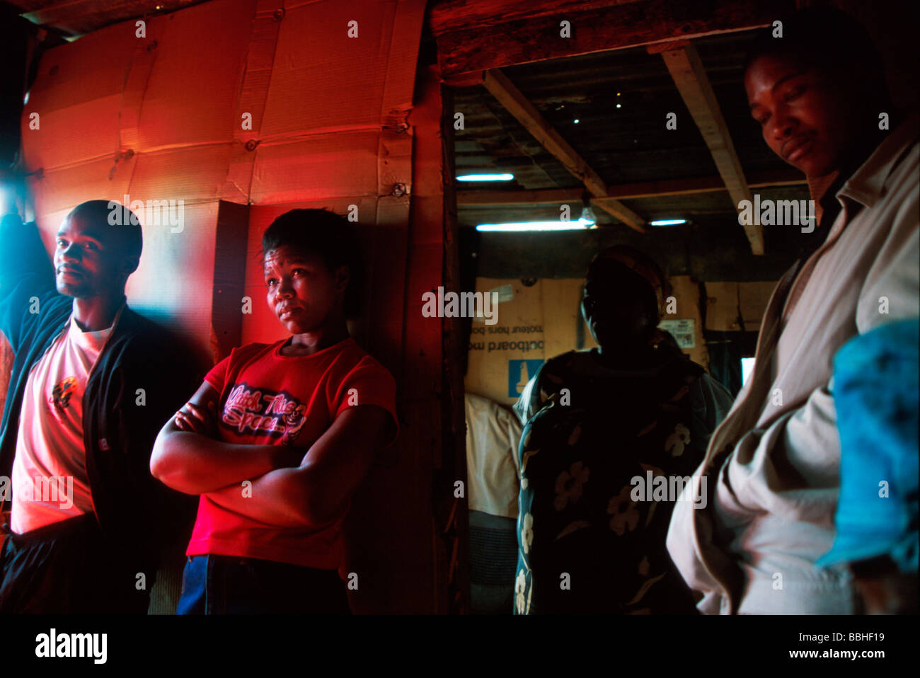 Bewohner des Silahliwe treffen, um die Probleme zu diskutieren, die sie in der neuen Umgebung konfrontiert sind, die das Treffen ganz wenn man erhitzt wurde Stockfoto