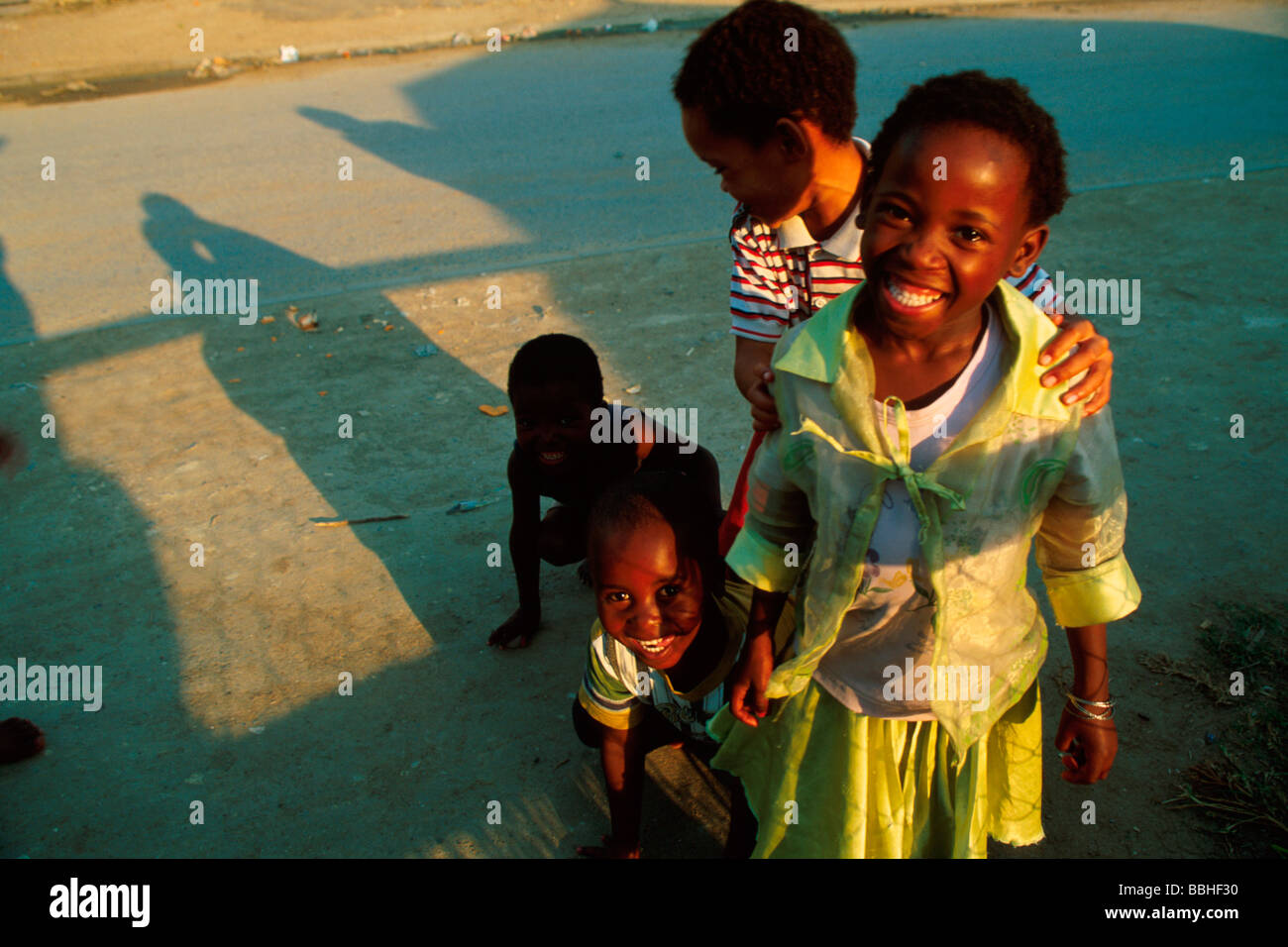 Kinder spielen am Rande außerhalb Fatyela Quadrat Lwandle South Western Cape Stockfoto