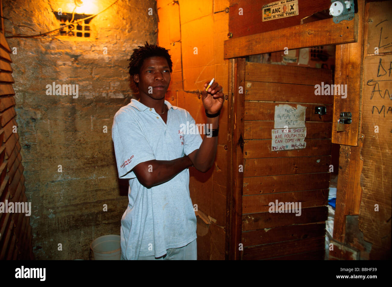 Simpiwe Malangeni lebt in einem Zimmer im Hostel Nummer 33 Lwandle Township, zwar die meisten Arbeitskräfte Hostels im township Stockfoto