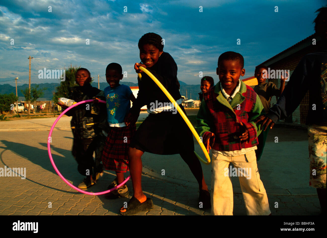 Nach der Schule Kinder spielen auf den Spielplätzen eines LwandleÕs Grundschulen Stockfoto