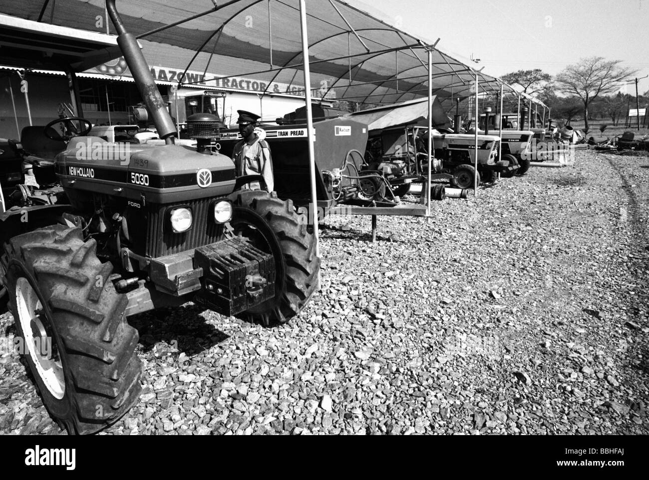 Bauernhof Impliments warten auf Mazowe Traktor Agenturen einen am Straßenrand in der Nähe der Stadt der Mazowe Mashonaland Central Store verkauft werden Stockfoto