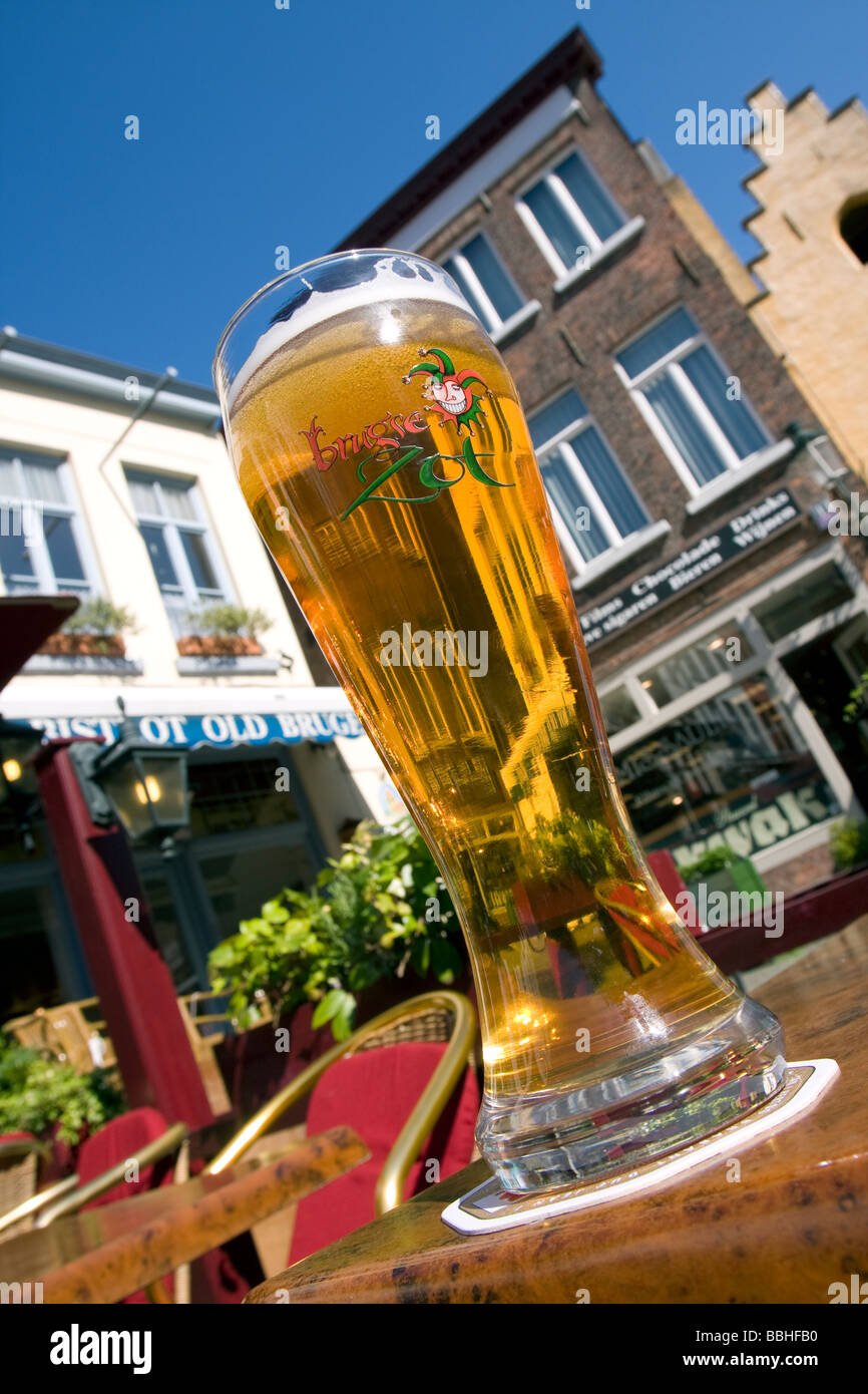 Ein kaltes Glas Og das lokale Bier namens Brugse Zot, an einem sonnigen Tag, Reise nach Brügge (Brugge), Belgien Stockfoto
