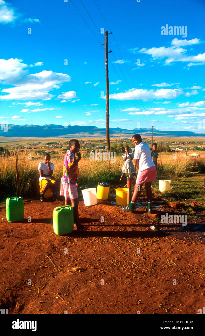 Pumpen von Wasser an eine Gemeinschaft Pumpe Okhombe Drakensberg KwaZulu Natal in Südafrika Stockfoto