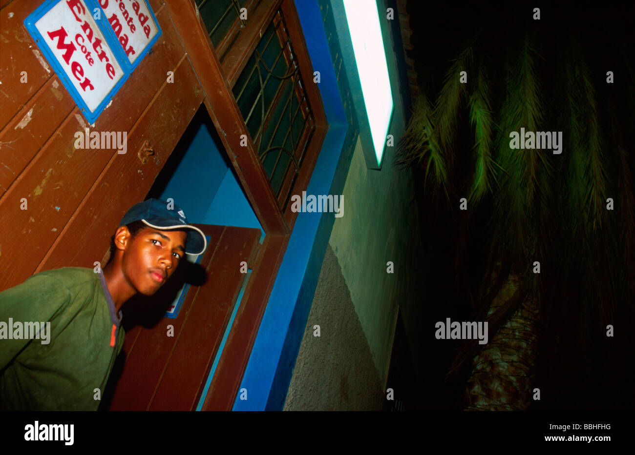 Mindelo wird eine Stadt auf den Kapverdischen Inseln nachts junge Menschen auf die Straße nach dem Abendessen gehen und bis sind lebendig Stockfoto