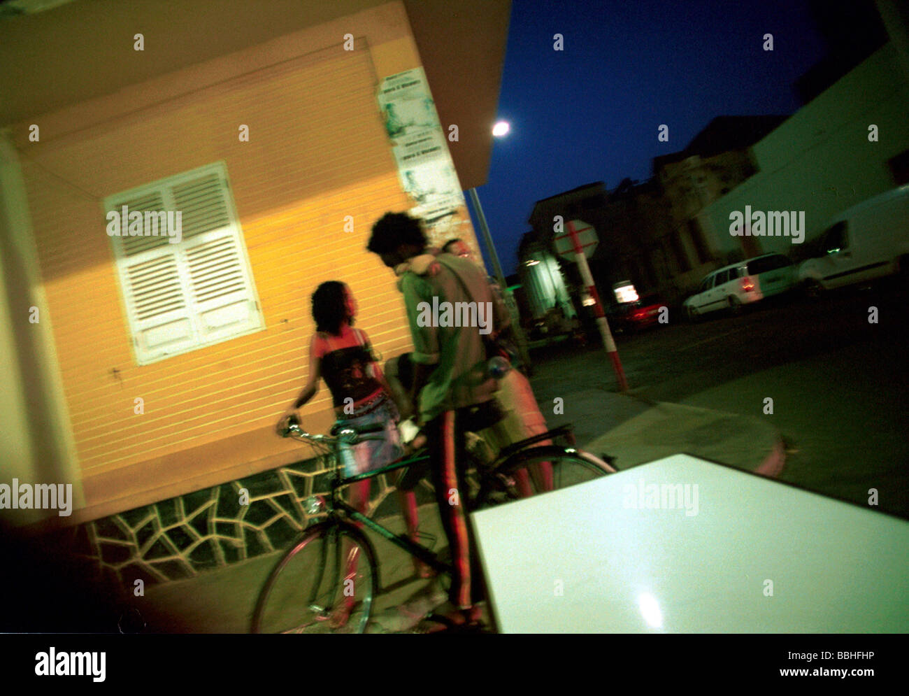 Eine Stadt auf den Kapverdischen Inseln Mindelo wird auf die Straße nachts füllen die Stadt lebendig am Abend jung und alt nehmen Stockfoto