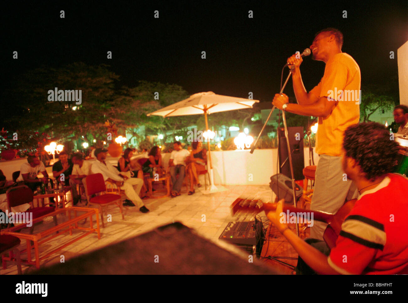 Eine Stadt auf den Kapverdischen Inseln Mindelo wird auf die Straße nachts füllen die Stadt lebendig am Abend jung und alt nehmen Stockfoto