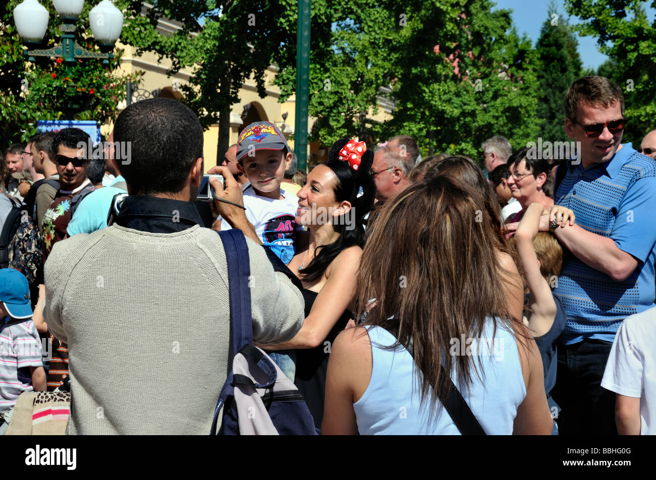 Paris Frankreich, Themenparks, Menschen, die Disneyland Paris besuchen Eingang, Vater macht Fotos von Familie, Urlaub, Urlaub Stockfoto