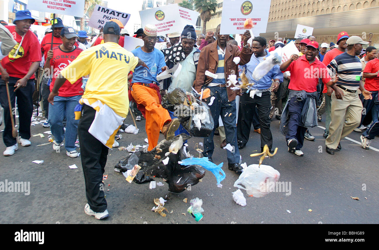 Einige 5000 Mitglieder der südafrikanischen städtischen Arbeiter Union SAMWU und unabhängige kommunale Alliierten Gewerkschaft IMATU nahm zu Stockfoto