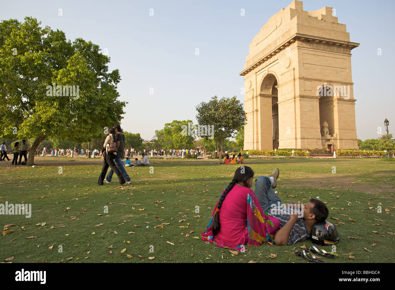 Ein paar entspannen im Park neben India Gate-Neu-Delhi Stockfoto