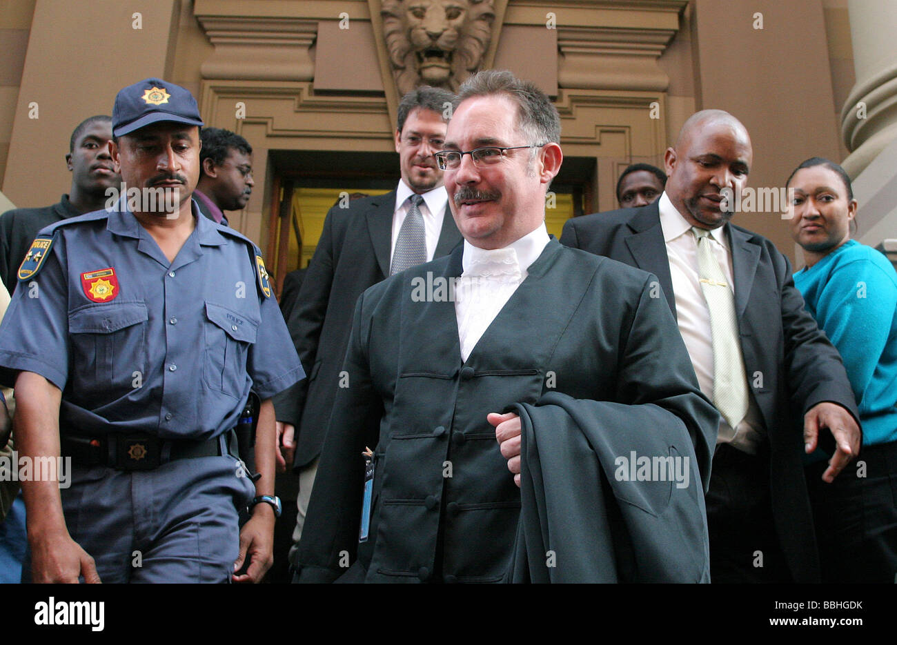 Kontroverse Staatsanwalt Billy Downer verlässt mit seinem Team und eskortiert von der South African Police Service SAPS nach Stockfoto