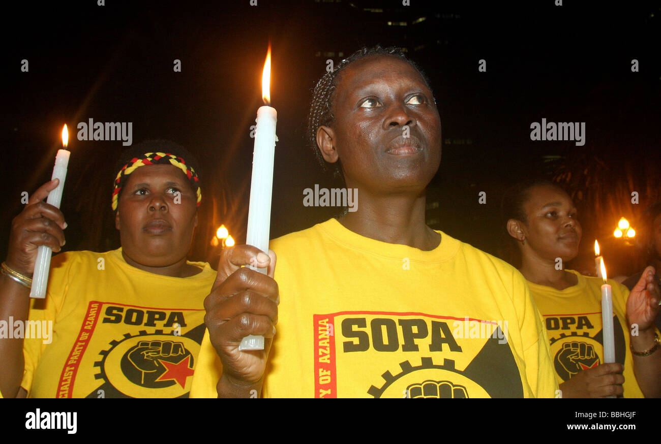Mitglieder der Sozialistischen Partei von Azania SOPA hielten ein Candle-Light-Gedenkfeier in Durban City Hall am 12. September 2005 Stockfoto