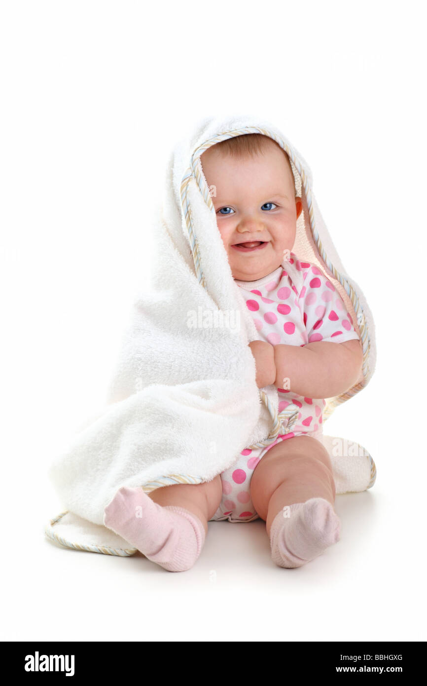 Niedliche Baby Lächeln während des Spielens mit Handtuch isoliert auf weiß Stockfoto