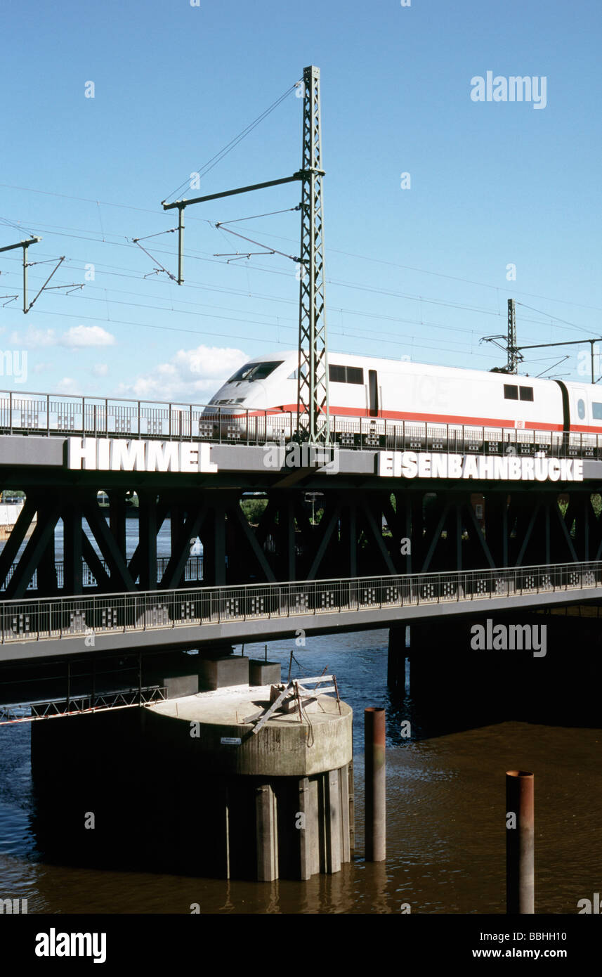 29. Mai 2009 - ICE Zug Kreuzung Oberhafenbrücke bei der Ankunft am Hamburger Hauptbahnhof. Stockfoto