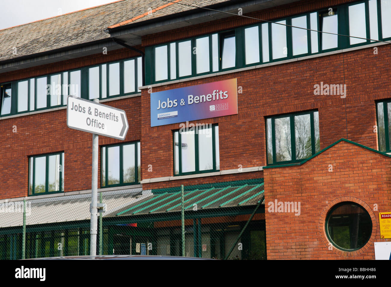 Straßenschild auf Arbeitsplätze und Vorteile Büro in Antrim, Nordirland, Vereinigtes Königreich Stockfoto